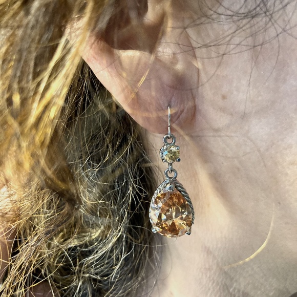 Beautiful yellow Crystal earring - Picture 2 of 2